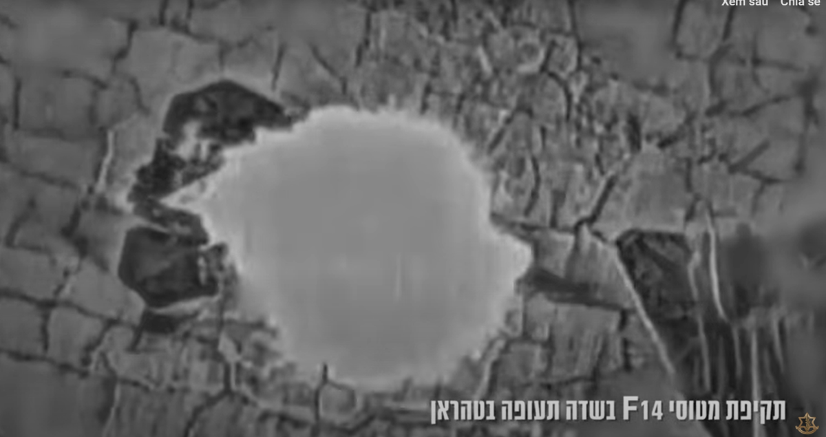 Đoạn clip trên không cho thấy khoảnh khắc hai máy bay phản lực do Mỹ sản xuất bị nổ tung trong cuộc tấn công chính xác. Tuy nhiên, Lực lượng Phòng vệ Israel không nêu rõ loại vũ khí chính xác nào được sử dụng để tấn công phá hủy. Ảnh: @Lực lượng Phòng vệ Israel.