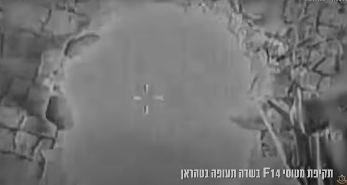 Cả hai khung máy bay chiến đấu F-14A Tomcat đều bị phá hủy hoàn toàn trong đoạn clip, cho thấy quả cầu lửa khổng lồ bốc lên từ hiện trường vụ tấn công. Ảnh: @Lực lượng Phòng vệ Israel.