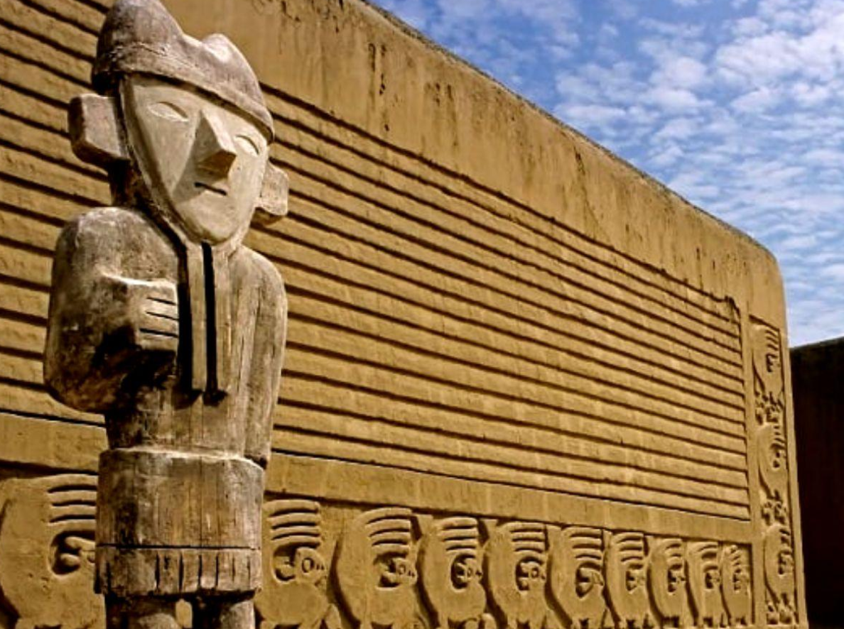 Can Chan bao gồm 10 công trình cung điện được bao quanh bởi những bức tường thành cổ đại, hùng vĩ, ngoạn mục. Ảnh: @Bảo tàng Quốc Gia Peru.