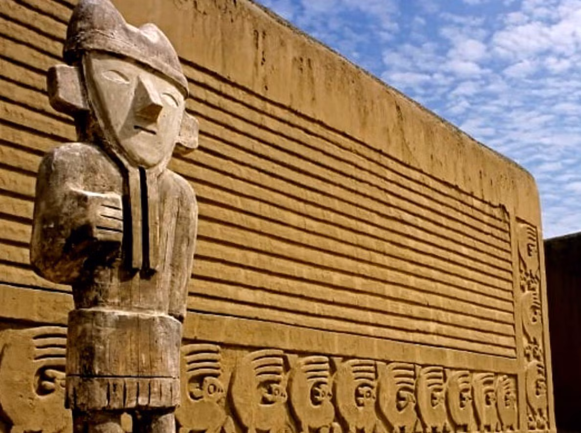 Can Chan bao gồm 10 công trình cung điện được bao quanh bởi những bức tường thành cổ đại, hùng vĩ, ngoạn mục. Ảnh: @Bảo tàng Quốc Gia Peru.