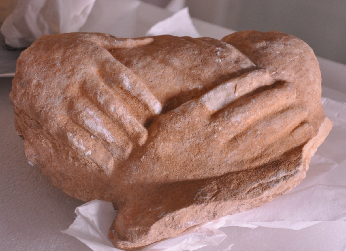 Hai em bé được nâng niu bởi đôi bàn tay người phụ nữ. Ảnh: @Bảo tàng Khảo cổ Quốc gia Athens.