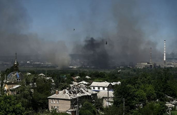 Giới quan sát quân sự cũng cho rằng, lựa chọn mục tiêu Lugansk là có chủ ý. Thành phố này vốn được xem là trung tâm chính trị - quân sự của Cộng hòa Nhân dân Lugansk tự xưng, đồng thời đóng vai trò hậu phương an toàn trong suốt nhiều tháng qua. Việc tấn công vào đây không chỉ gây thiệt hại vật chất mà còn mang tính biểu tượng mạnh mẽ.