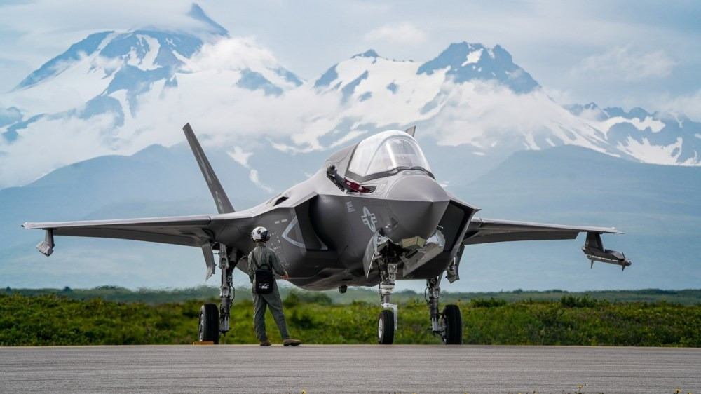 Mặc dù Tổng thống Trump đã ký bản ghi nhớ mật cho phép dùng vũ lực với các tổ chức ma túy bị coi là khủng bố, nhưng động thái này vẫn gây nhiều tranh cãi. Giới quan sát đặt câu hỏi về tính hợp pháp khi không có sự ủy quyền của Quốc hội, đồng thời lo ngại Mỹ đang tiến gần hơn tới một cuộc đối đầu trực tiếp với Caracas.