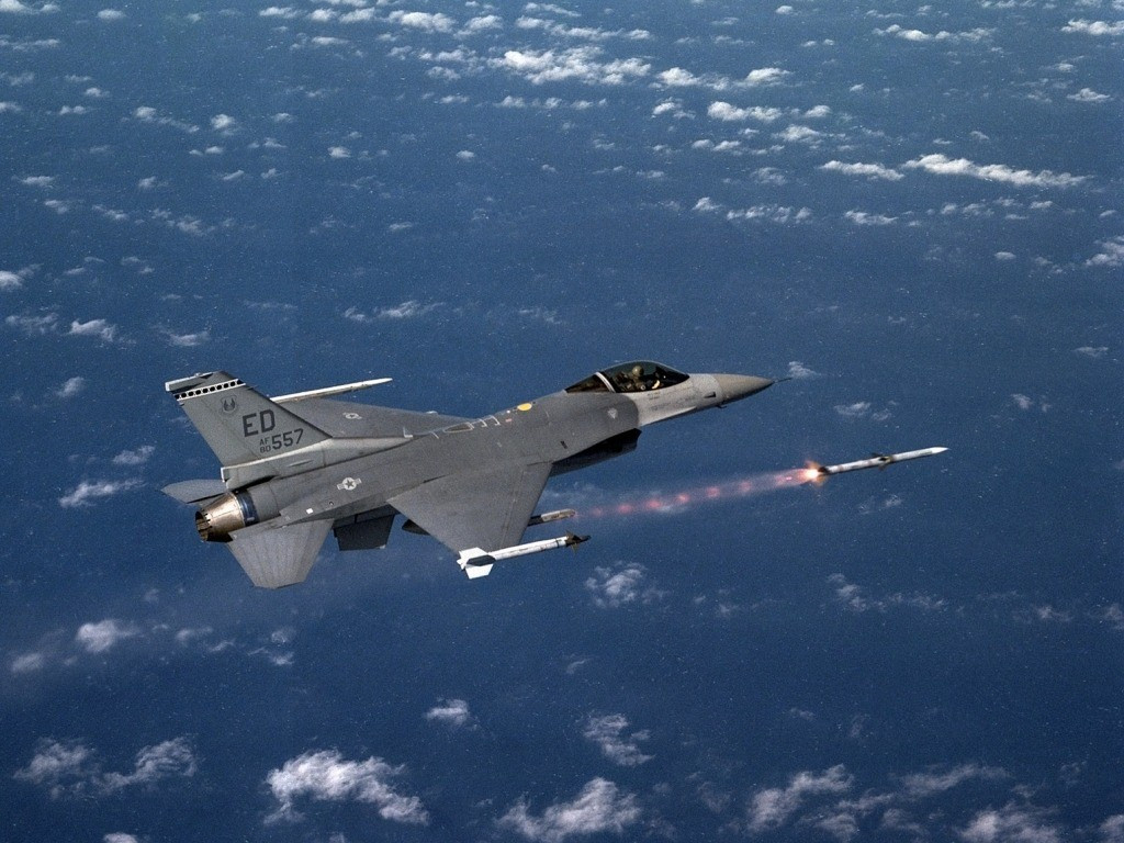 Với khả năng mang tải khổng lồ, F-15E Strike Eagle nay được ví như “xe tải vũ khí” có thể hình thành lớp lá chắn phòng không hiệu quả. Việc tích hợp APKWS II giúp phi công xử lý nhiều mục tiêu giá rẻ nhưng nguy hiểm, thay vì lãng phí các loại tên lửa đắt đỏ vốn được thiết kế để hạ máy bay chiến đấu hiện đại.