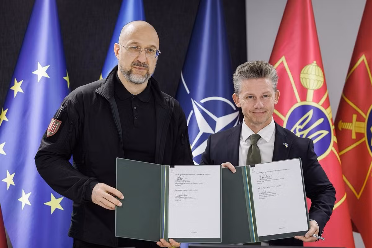 Không chỉ Đan Mạch, Thụy Điển cũng đã ký thỏa thuận tương tự với Kiev. Làn sóng này báo hiệu sự hình thành mạng lưới công nghiệp quốc phòng chung châu Âu. Ukraine vừa được hỗ trợ, vừa góp phần vào sức mạnh tập thể, trong khi Bắc Âu gia tăng vị thế chiến lược trước sức ép quân sự từ Moscow.