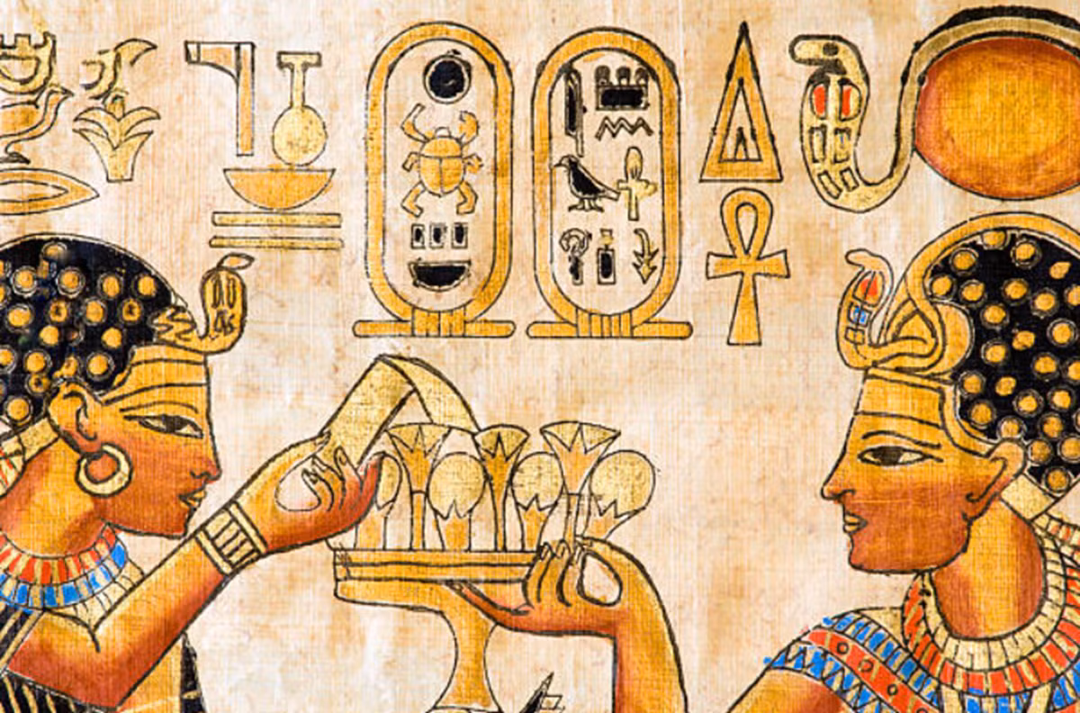 Tuy nhiên, khi tiến hành giải mã các dòng văn bản khắc trên bệ tượng, chúng cho thấy đây đều là lời khen ngợi dành cho một vị viên chức Ai Cập cổ đại đã hoàn thành tốt nhiệm vụ của mình tại khu vực Memphis, trung tâm thờ cúng vị thần Ptah. Ảnh: @Đại học Hebrew.