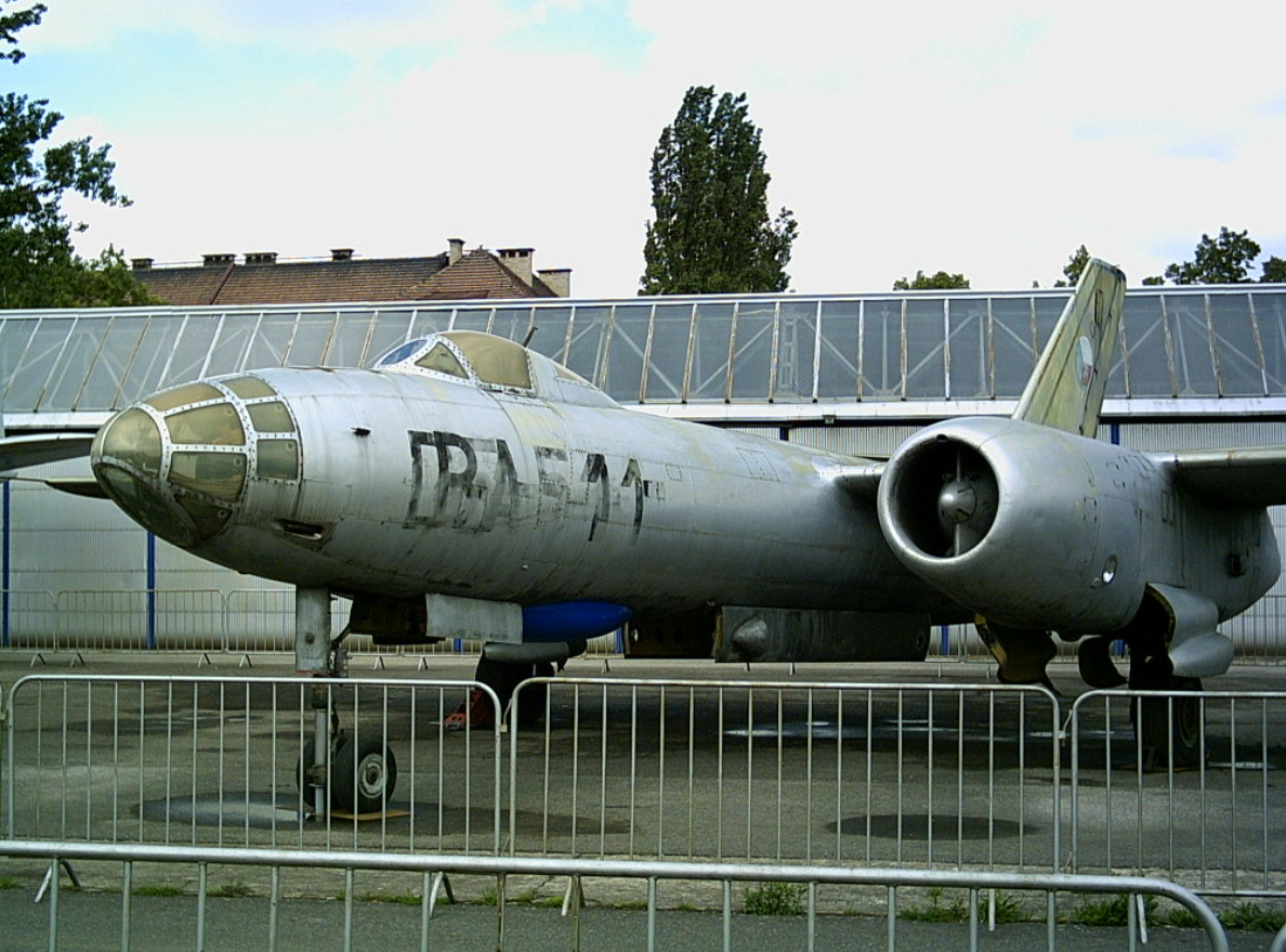 Những chiếc máy bay này được tin cậy cho các nhiệm vụ tấn công trên đất liền và cả tấn công trên biển, và nó đã được duy trì hoạt động phần nào cho đến ngày nay nhờ tích hợp tên lửa hành trình hiện đại, và cả hệ thống điện tử hàng không hiện đại. Ảnh: @ 19FortyFive.