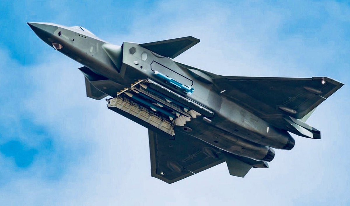 Việc bổ sung đầu đạn hạt nhân vào tên lửa R-37M có thể nhắm vào các mục tiêu có giá trị cao như máy bay cảnh báo sớm E-3 Sentry của NATO, hoặc máy bay ném bom tàng hình B-21 Raider của Không quân Mỹ, mặc dù tính thực tế của loại vũ khí này trong không chiến hiện đại vẫn còn chưa chắc chắn, do những tiến bộ trong chiến tranh điện tử và công nghệ tàng hình. Ảnh: @Army Recognition.