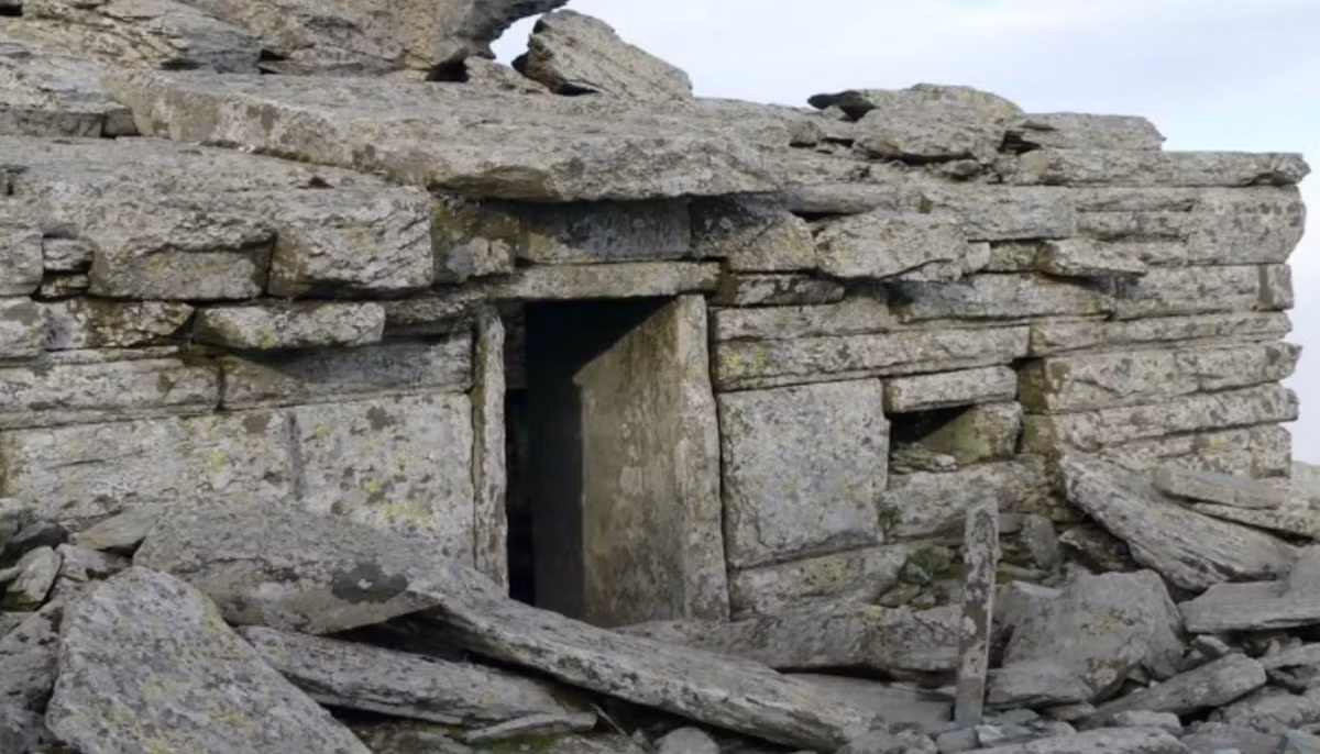 Theo truyền thống địa phương cổ xưa, từ "rồng" không chỉ ám chỉ loài thú thần thoại, mà còn ám chỉ bất kỳ người nào có sức mạnh siêu phàm. Điều này khiến nhiều người tin rằng, nguồn gốc của ngôi nhà này bắt nguồn từ các vị thần Hy Lạp cổ đại. Ảnh: @Cơ Quan Khảo Cổ Hy Lạp.