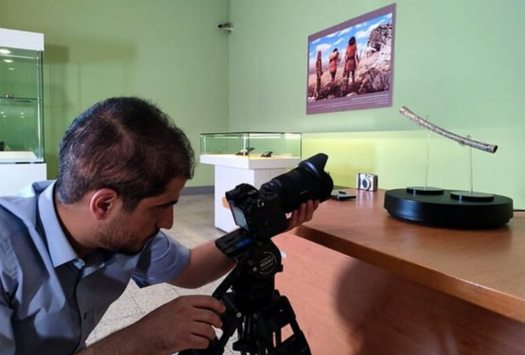 Đó là một cây sáo thời tiền sử ước tính có niên đại khoảng 8.000 năm tuổi, điều đáng nói là cây sáo thổi này làm hoàn toàn từ xương. Ảnh: @Bảo tàng Quốc gia Iran.