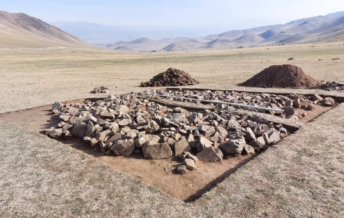 Tại một gò chôn cất kurgan ở quận Kemin thuộc vùng Chuy, Kyrgyzstan, các chuyên gia đến từ Viện Nghiên Cứu Thổ Nhĩ Kỳ Và Altaistics bất ngờ tìm thấy một cổ vật kỳ thú. Ảnh: @Viện Nghiên Cứu Thổ Nhĩ Kỳ Và Altaistics.