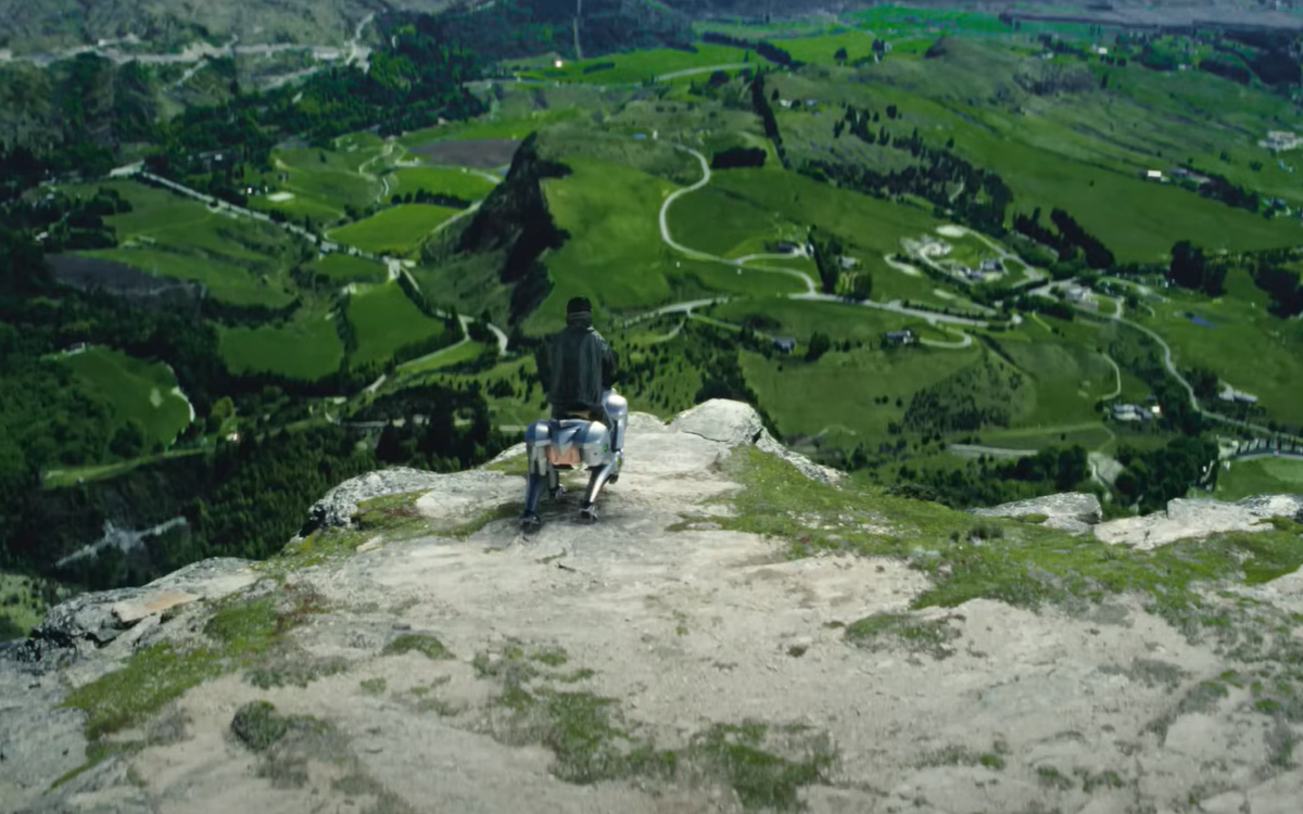 “Bộ phận chân sau của robot Corleo có thể xoay lên xuống độc lập với bộ phận chân trước, cho phép hấp thụ chấn động khi robot này đi bộ và chạy", đại diện của Kawasaki giải thích thêm.Ảnh: @Kawasaki.