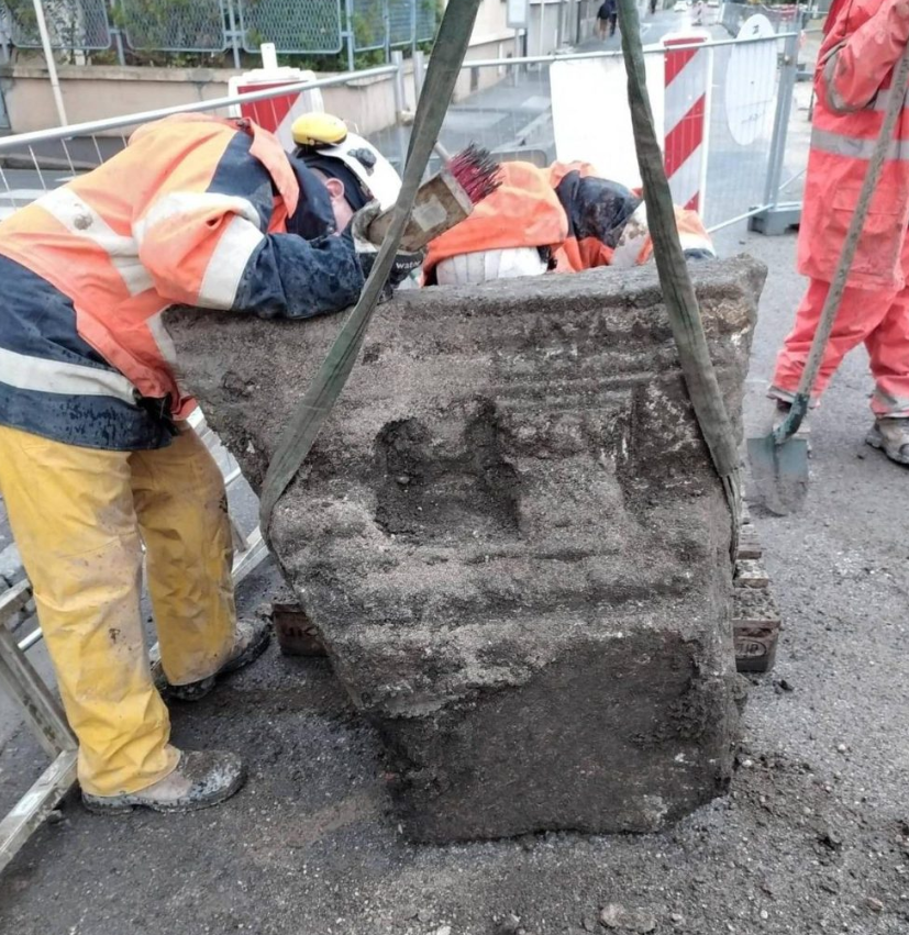 Cổng thành thời trung cổ tên là La Place (Portae platae), thuộc thành phố Toul rất nổi tiếng ở Pháp, do Sébastien Le Prestre de Vauban - một kỹ sư quân sự nổi tiếng của Vua Louis XIV, giám sát xây dựng. Tuy nhiên, cổng thành này đã bị phá hủy ngay sau năm 1700. Ảnh: @Viện Nghiên cứu Khảo cổ Quốc gia Pháp.