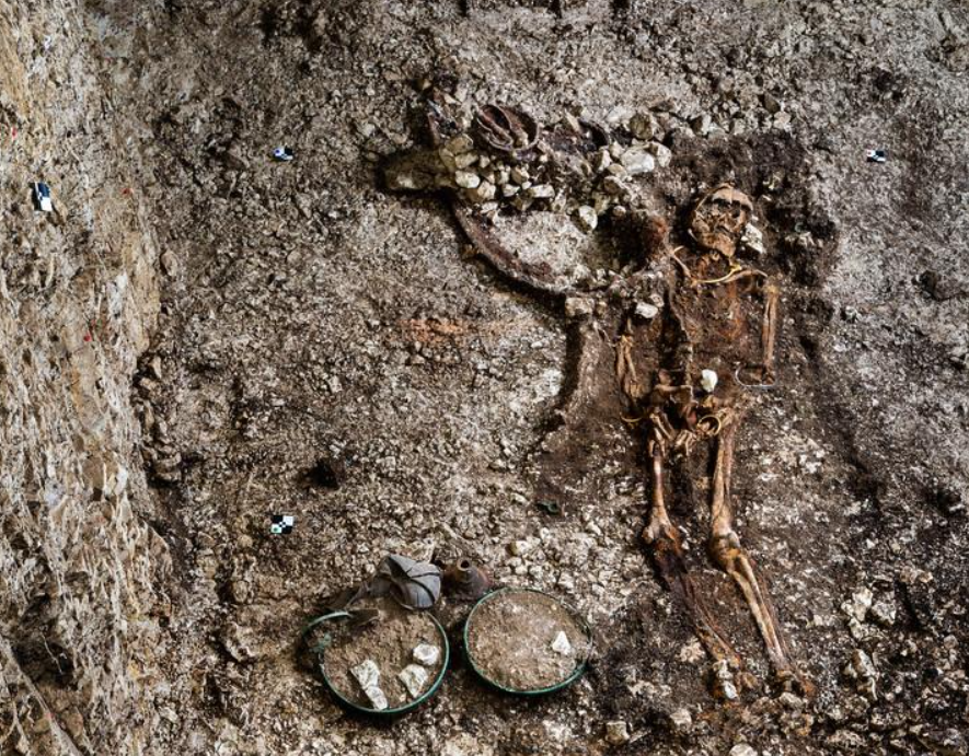 Người quá cố là một người đàn ông khoảng ba mươi tuổi, là một hoàng tử Celtic tên là Lavau. Ảnh: @Trung tâm Nghiên cứu và Phục hồi Bảo tàng Pháp.