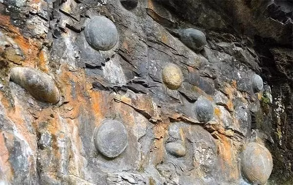 Lấy điểm hạt nhân này làm trung tâm, các khoáng chất hòa tan trong nước và các hạt trầm tích nhỏ sẽ từ từ bám dính và tích tụ xung quanh, tạo thành từng lớp. Giống như cách ngọc trai hình thành trong con trai, các lớp vật chất này cứ thế dày lên theo thời gian, bao bọc lấy hạt nhân ban đầu. Trải qua vô vàn thế kỷ, quá trình tích tụ này diễn ra chậm chạp nhưng bền bỉ, cuối cùng hình thành nên những khối đá cứng chắc, có hình dạng tròn hoặc gần tròn.