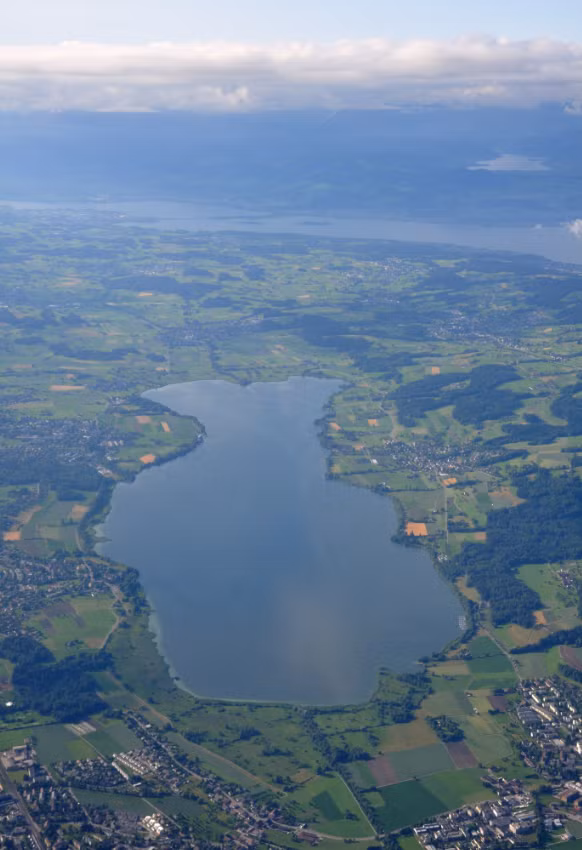 Không chỉ vậy, các thợ lặn cũng vô tình trục vớt được vật thể lạ cổ xưa nằm dưới đáy hồ này. Ảnh: @hãng tin SDA-ATS.