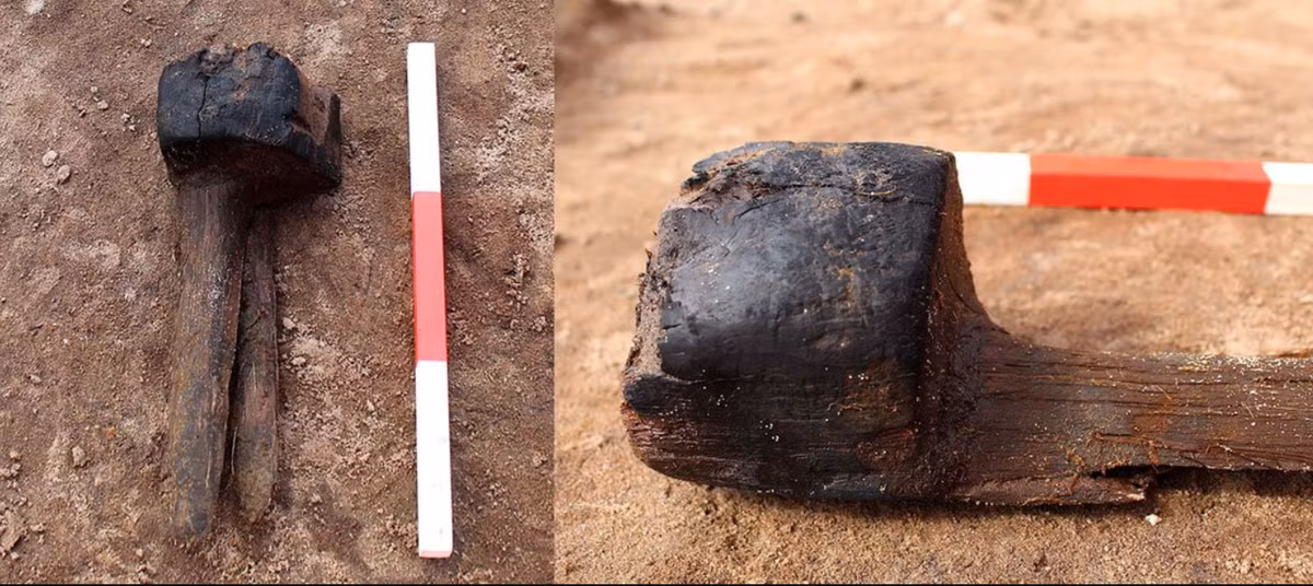 Trong đáy hố nước, trục gỗ này được tìm thấy bên cạnh những tấm ván cháy đen, cho nên nhiều khả năng trục gỗ này là trục xe của một một chiếc xe ngựa hoặc xe đẩy được làm từ gỗ cây phỉ, một loại cây rụng lá có nguồn gốc từ Vương quốc Anh. Ảnh: @Nhóm Khảo cổ học Cotswold.