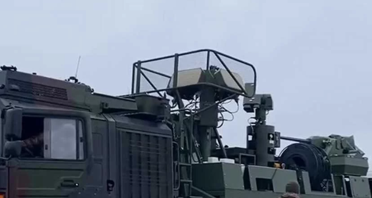 Hình ảnh về chiếc xe do Ukraine vận hành cho thấy các tấm chắn bảo vệ bổ sung được lắp đặt xung quanh radar, một sửa đổi có thể nhằm mục đích bảo vệ các cảm biến quan trọng khỏi hư hại trong các cuộc tấn công bằng máy bay không người lái, hoặc các sự kiện mảnh vỡ rơi trúng. Ảnh: @militarnyi.