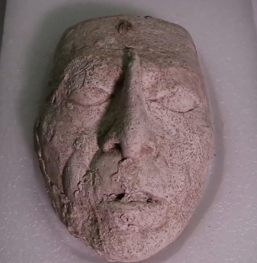 Các nhà khảo cổ ước tính rằng, mặt nạ thạch cao này mô tả vị vua Maya ở những năm cuối đời, dựa trên các nếp nhăn trên khuôn mặt, bao gồm cả đường cong của môi dưới. Nếu những ước tính này chính xác, đây sẽ là bức chân dung đầu tiên được biết đến của vua Maya Pakal. Ảnh: @Viện Nhân chủng học và Lịch sử Quốc gia Mexico.