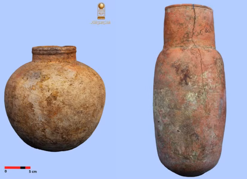 Đoàn thám hiểm đã xuống giếng sâu hơn ba mét một chút, thì tìm thấy 13 chiếc nhẫn cùng nhiều chiếc bình xa xỉ. Ảnh: @Hội đồng Khảo cổ học Tối cao Ai Cập.