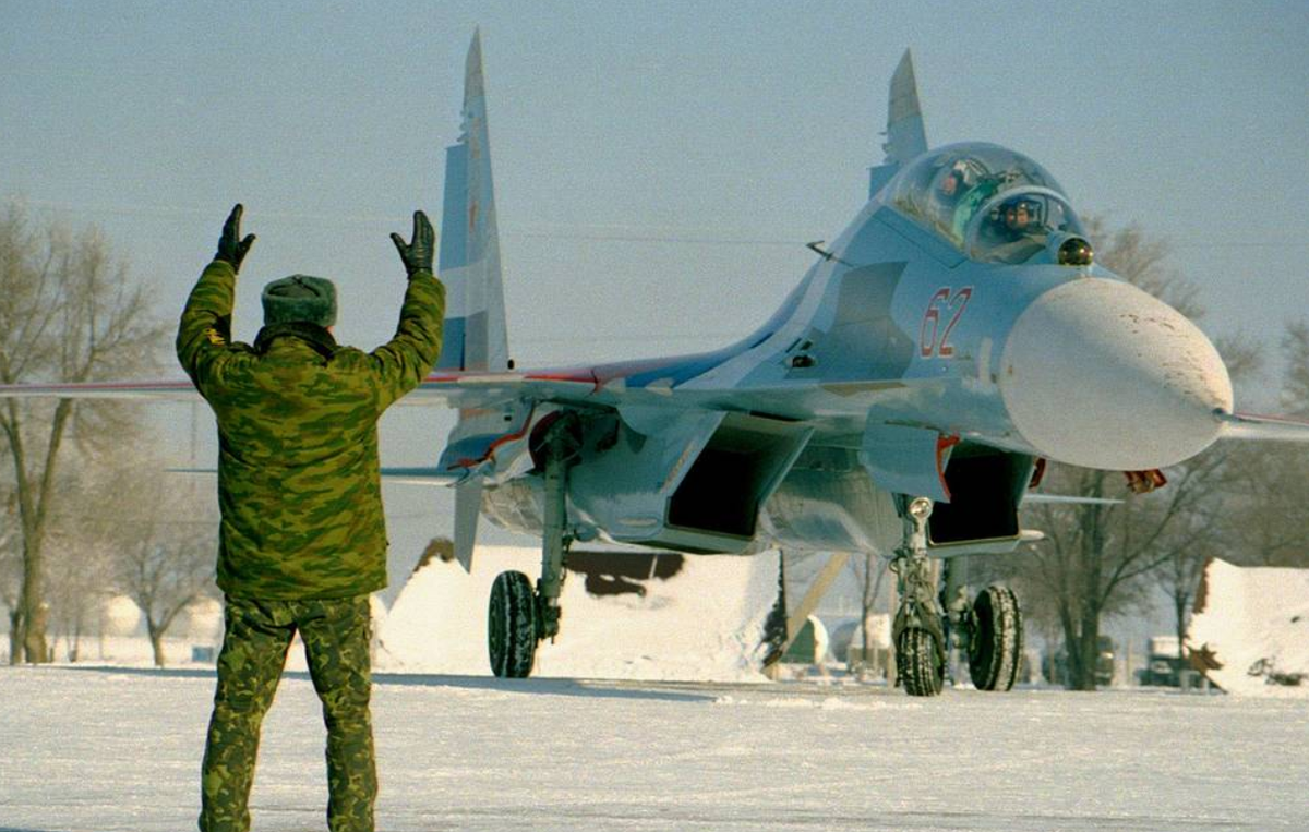 Các chương trình đào tạo phi công của Không quân Belarus là đầy đủ, nhưng thiếu nguồn lực để chuẩn bị cho phi hành đoàn về sự phức tạp của chiến tranh thế hệ thứ năm, chẳng hạn như hoạt động trong môi trường cạnh tranh với các hệ thống tác chiến điện tử tiên tiến. Hơn nữa, học thuyết chiến lược của Belarus nhấn mạnh vào các hoạt động phòng thủ, và khả năng tương tác với các lực lượng Nga, hạn chế khả năng thể hiện sức mạnh chiến đấu độc lập của nước này. Ảnh: @ RuAviation.