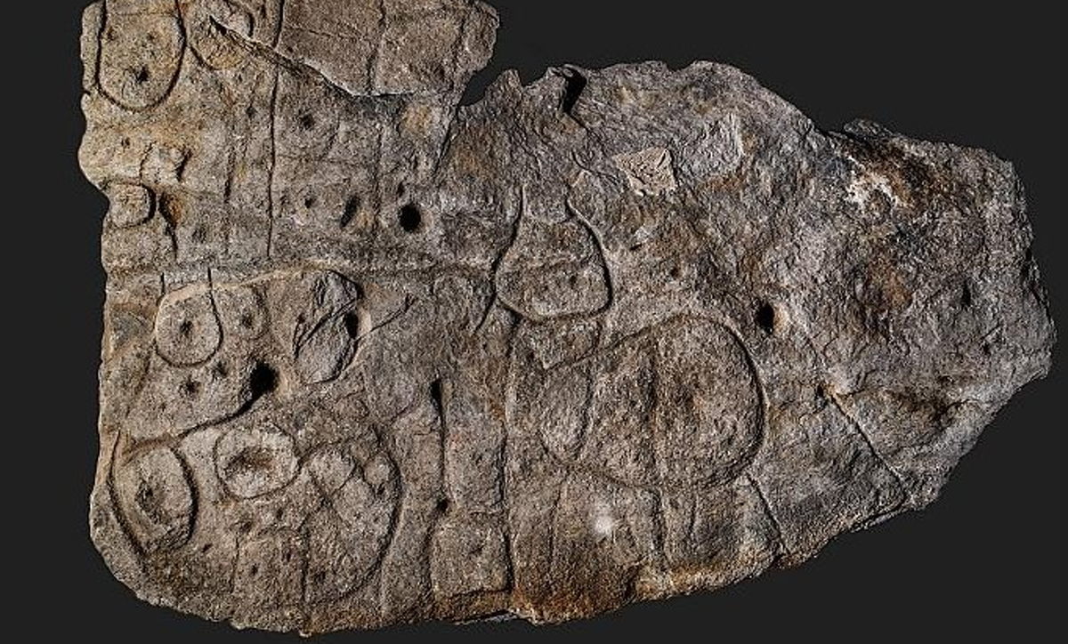 Đó là một tảng đá có kích thước dài 2,2 mét và rộng 1,53 mét, ước tính có niên đại khoảng 4.000 năm tuổi. Ảnh: @Yvan Pailler và Clément Nicolas.