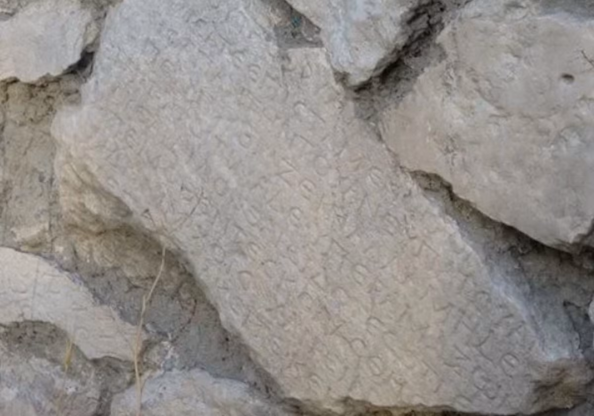 Sau khi phát hiện, Bảo tàng Burdur đã ban hành lệnh bảo vệ chính thức, ghi nhận những phiến đá này là hiện vật di sản văn hóa. Ảnh: @Bảo tàng Burdur.