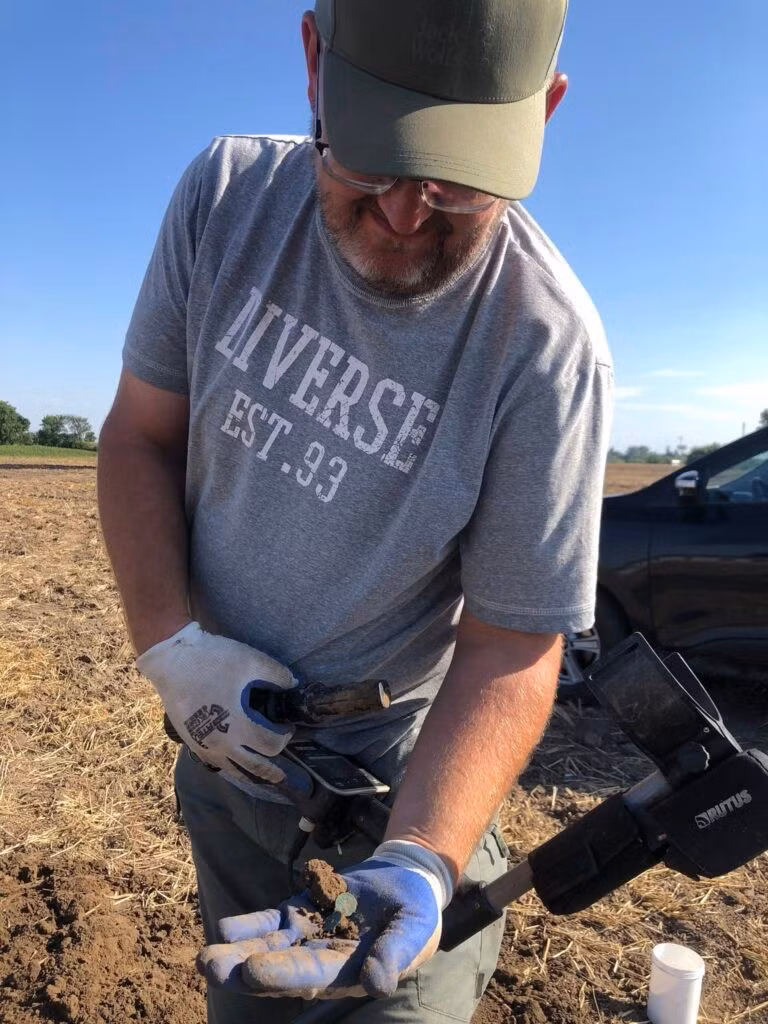 Thực tế, những đồng xu bằng đồng và bạc này được đúc dưới triều đại của Vua Jan II Kazimierz từ năm 1650 đến năm 1657, trước khi cho luân chuyển ra ngoài khoảng thời gian sau đó. Ảnh: @Bảo tàng Hrubieszów.