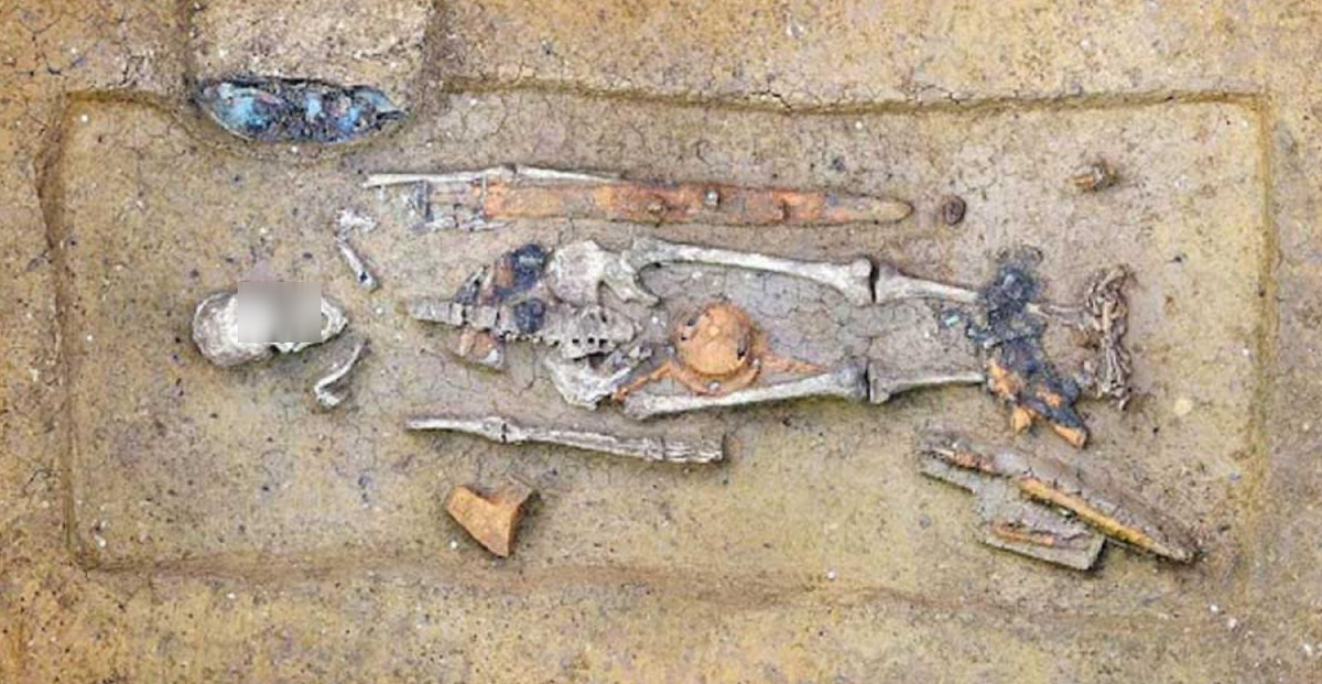 Trong cuộc khai quật mới nhất, Tổng giám đốc Bảo tồn, Giáo sư Dipl.-Ing. Mathias Pfeil, người đứng đầu Văn phòng Bảo tồn Di tích Nhà nước Bavaria cho biết, nhóm khảo cổ của ông đã phát hiện ra nhiều hiện vật quý hiếm, bao gồm một chiếc lược ngà voi có khắc họa chi tiết cảnh săn bắt động vật, cùng một chiếc bát châu Phi có khắc những ký tự bí ẩn. Ảnh: @BLfD.