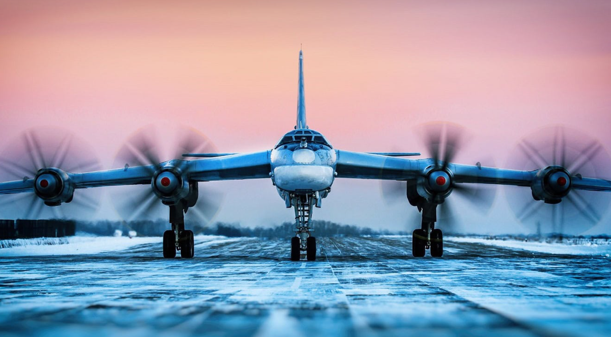 Việc khôi phục những máy bay ném bom này đặt ra những thách thức đáng kể về kinh tế và hậu cần. Các thành phần đắt tiền nhất cần thay thế bao gồm động cơ, bộ thiết bị điện tử hàng không và hệ thống radar. Đối với Tu-95, động cơ tua bin cánh quạt Kuznetsov NK-12, một trong những loại mạnh nhất, rất quan trọng nhưng không còn được sản xuất nữa. Ảnh: @Defense News.