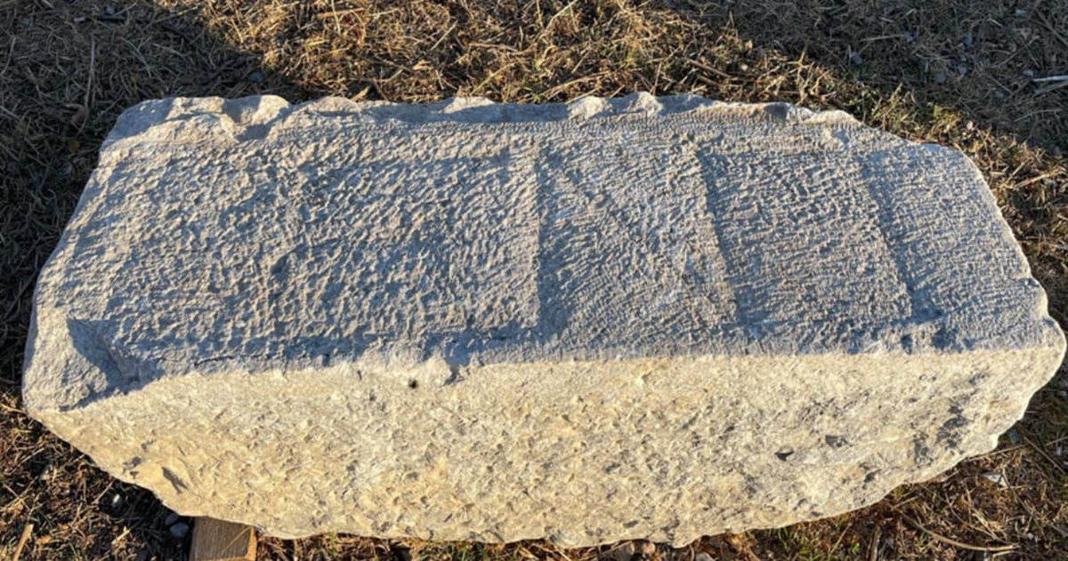 Ngoài những phát hiện về nghệ thuật, Mantha Zarmakoupi cũng đã tìm thấy một dòng chữ khắc hoành tráng đang chờ được giải mã, hy vọng sẽ cung cấp thêm manh mối về đời sống chính trị và văn hóa của thành phố cổ đại này. Ảnh: @Mantha Zarmakoupi.