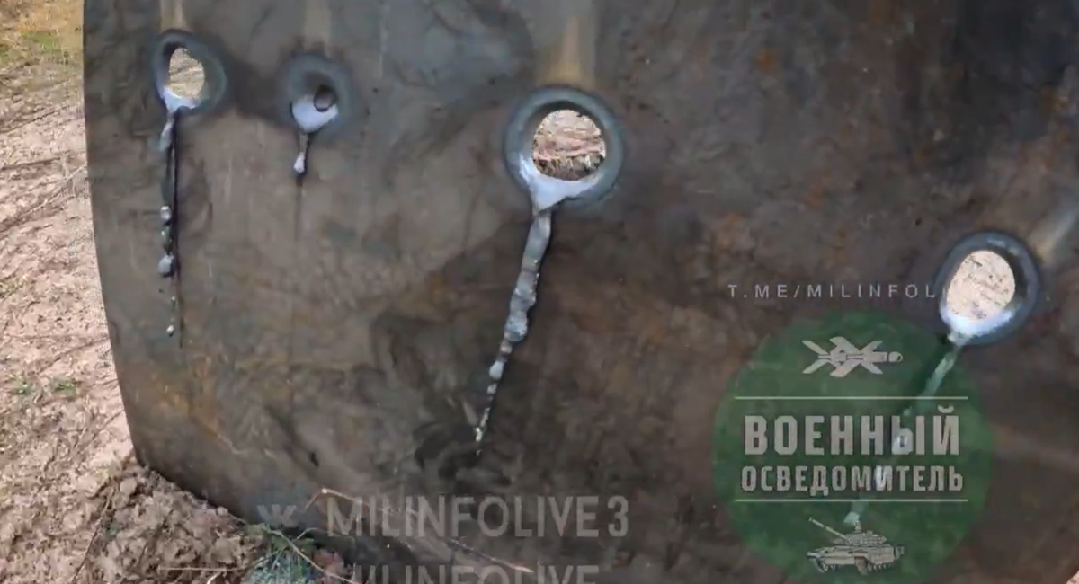 Sau đó, hệ thống laser này đốt cháy một tấm kim loại. Một góc nhìn tiếp theo cho thấy, tấm kim loại có bốn lỗ bị đốt cháy, rõ ràng là do tia laser từ hệ thống này tạo ra. Ảnh: @MILINFOLIVE3.