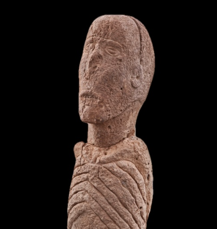 Đó là một bức tượng đá hình người, ước tính có niên đại phải từ năm 8.500 Trước Công Nguyên. Ảnh: @Viện Nghiên cứu Khảo cổ học Thổ Nhĩ Kỳ.