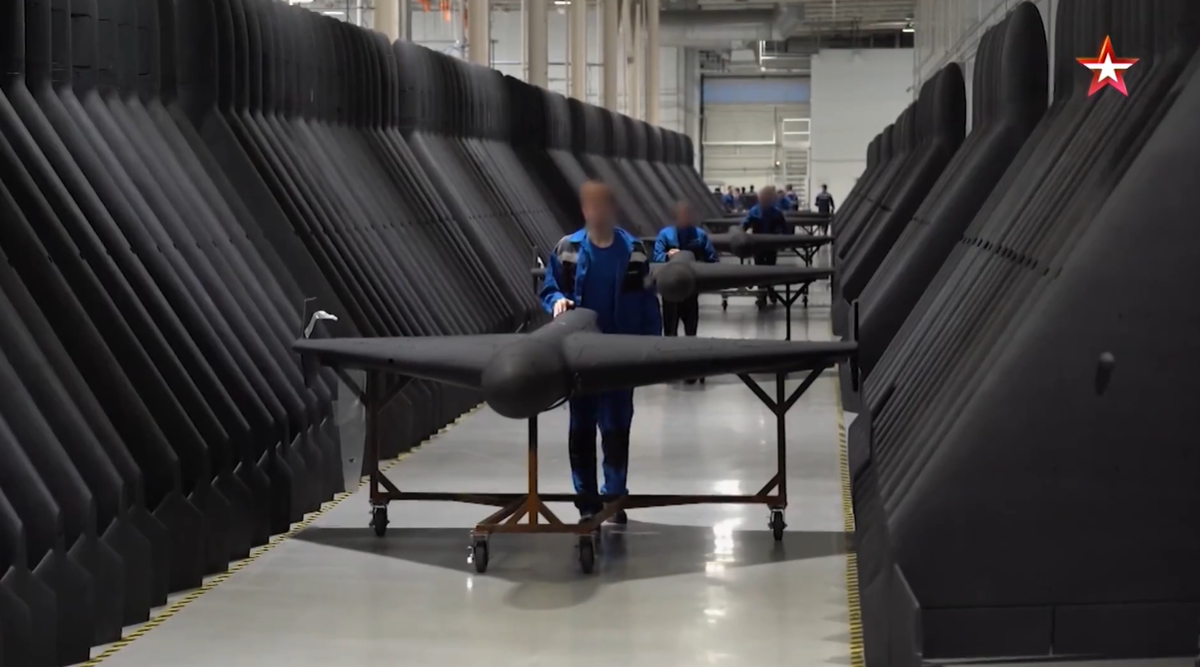 Về lực lượng lao động của nhà máy, có báo cáo vào tháng 6 cho rằng, 25.000 công nhân công nghiệp Triều Tiên đang được điều động đến Tatarstan để giúp tăng sản lượng máy bay không người lái. Điều này cũng được xác nhận từ các báo cáo trước đó của các quan chức tình báo Ukraine. Ảnh: @ Defence Blog.