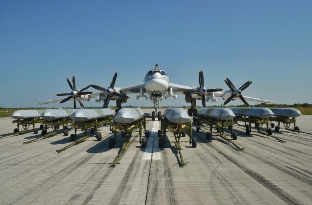 Các nguồn tin quân sự Nga và các kênh Telegram liên quan đến quốc phòng Nga đã thừa nhận sự tồn tại của một biến thể tên lửa hành trình tầm xa Kh-101 mang đầu đạn chùm. Họ còn tuyên bố rằng, nó được thiết kế để khắc phục những thiếu sót trước đây trong việc tấn công các mục tiêu phân tán như sân bay và hệ thống phòng không của Ukraine. Ảnh: @Aviation Week.