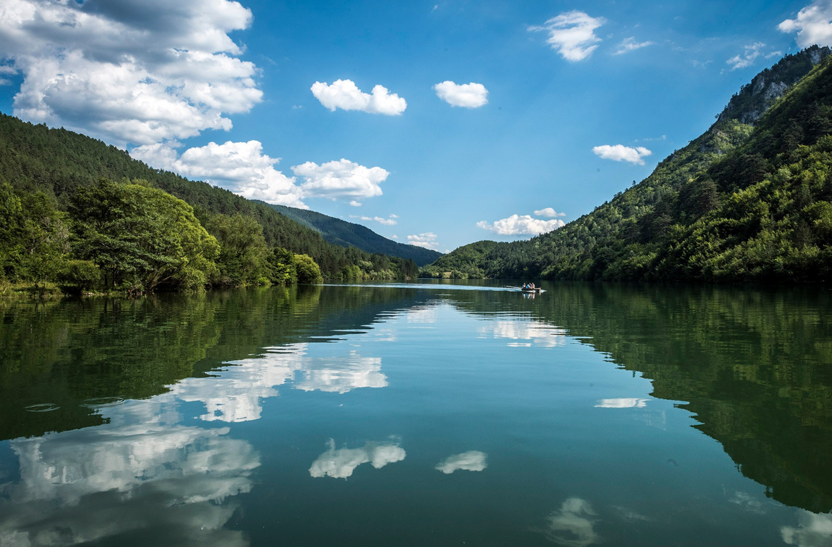 Các nhà khảo cổ đang tiến hành khai quật trên bờ sông Sava ở Tolisa, Bosnia, đã phát hiện ra một số lượng lớn chưa từng có các vật thể lạ. Ảnh: @Muzej Franjevačkog samostana Tolisa Vrata Bosne.