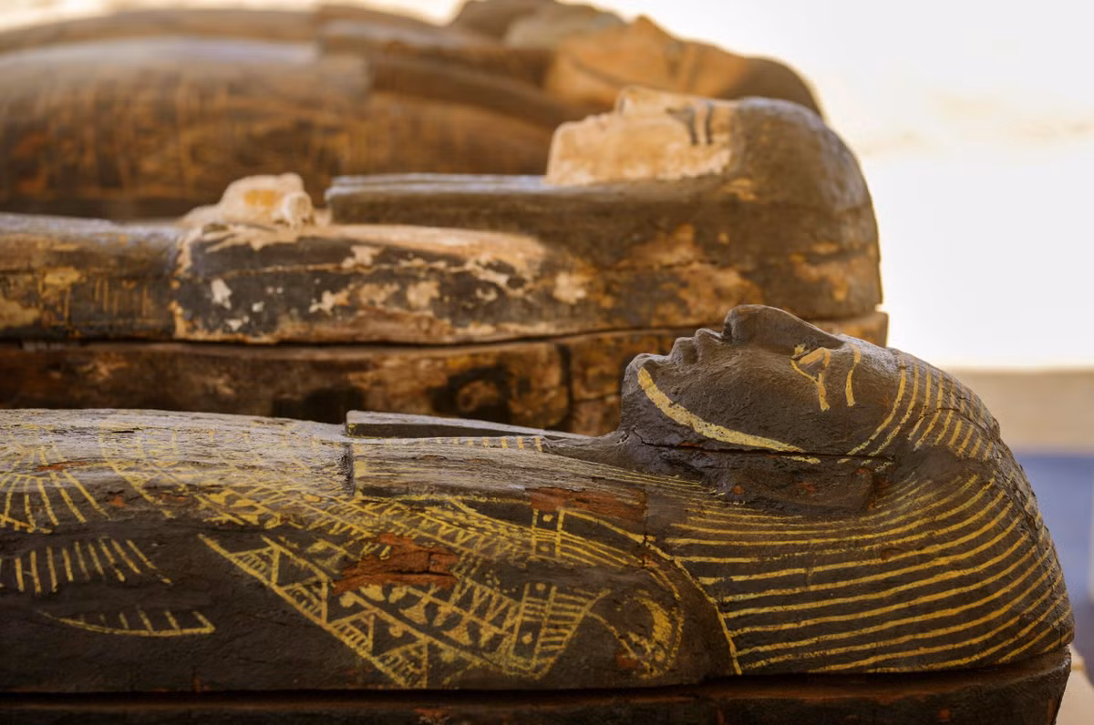 Khi mọi người nghe về những khám phá ở Ai Cập, họ thường tưởng tượng đến các pharaoh hoặc các quan chức cấp cao có lăng mộ được trang trí bằng những đồ vật đắt tiền, quan tài tinh xảo, và những hình vẽ chi tiết cho người khám phá biết ai được chôn cất bên trong. Ảnh: @Kamil Kuraszkiewicz.