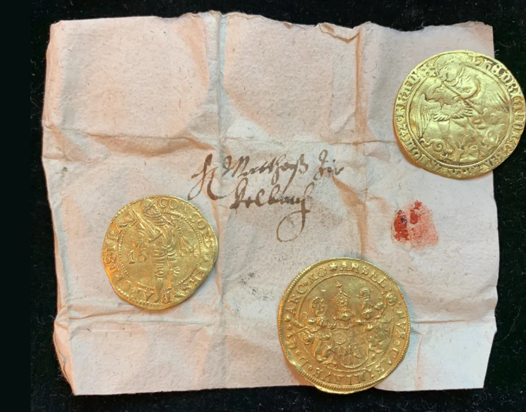 Các nhà sử học cho rằng, thành phố cổ Eisleben đã có một “Aerarium Pastorale” — một quỹ giáo xứ chung được sử dụng làm quỹ hưu trí và y tế, bảo hiểm xã hội cho các mục sư, cũng như thúc đẩy việc đào tạo các nhà thần học. Có lẽ bốn túi tiền là một phần trích từ quỹ này”. Ảnh: @U. Dräger, Halle.