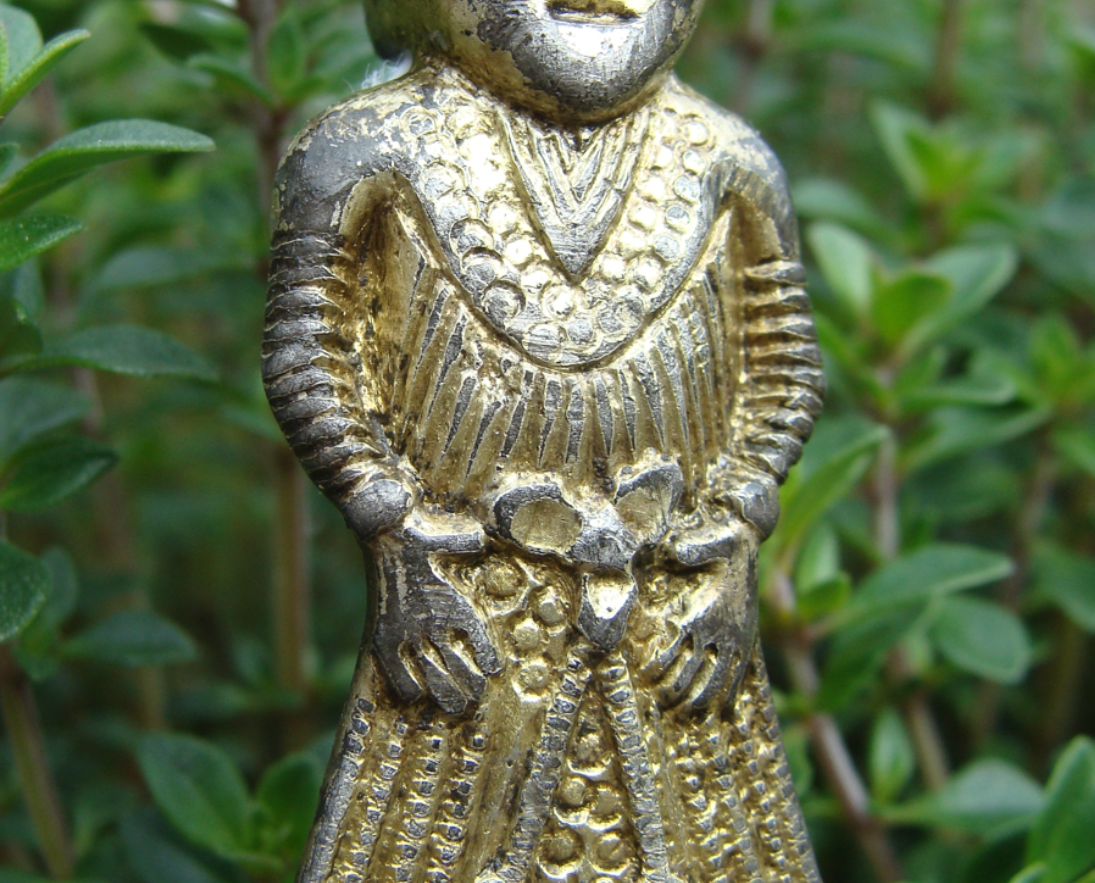 Ngược lại, phần thân tượng lại là hai chiều. Đây là một sự kết hợp rất hiếm, vì hầu hết các bức tượng từ thời kỳ này đều được làm phẳng hoàn toàn theo dạng hai chiều. Ảnh: @Bảo tàng Østfyns.