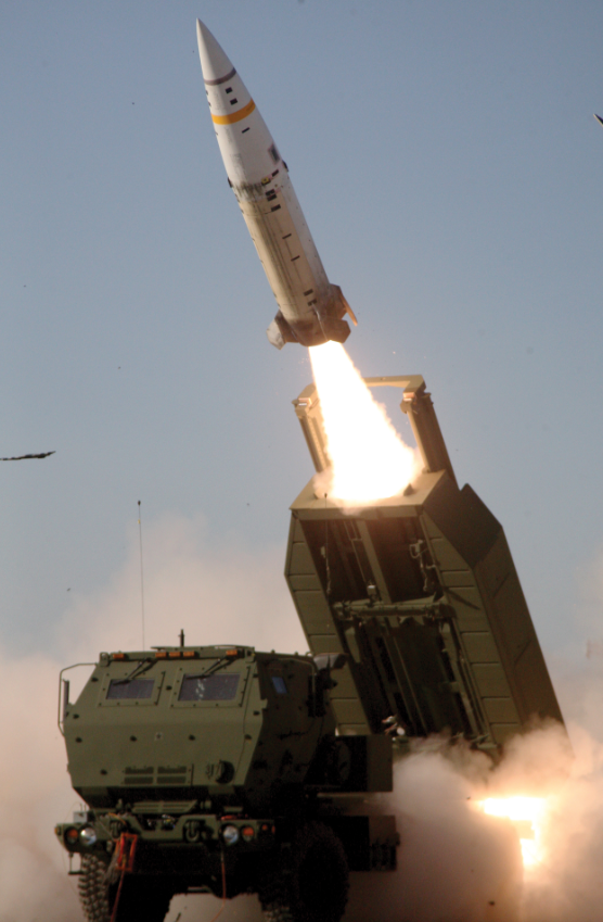 Phản ứng của quốc tế đối với kho tên lửa đạn đạo của Ukraine là trái chiều. Các đồng minh phương Tây hoan nghênh động thái tự cung tự cấp của Kyiv, nhưng vẫn thận trọng về việc leo thang. Mỹ và các đồng minh đã dần nới lỏng các hạn chế về việc viện trợ tên lửa ATACMS và Storm Shadow, nhưng nguồn cung cấp các hệ thống này vẫn còn hạn chế. "Bộ Quốc phòng Mỹ tiếp tục cung cấp thiết bị cho Ukraine từ các gói viện trợ đã được ủy quyền trước đó", một phát ngôn viên của Lầu Năm Góc cho biết vào tháng 4/2025, nhưng ông từ chối bình luận về các đợt giao hàng trong tương lai. Ảnh: @militarnyi.