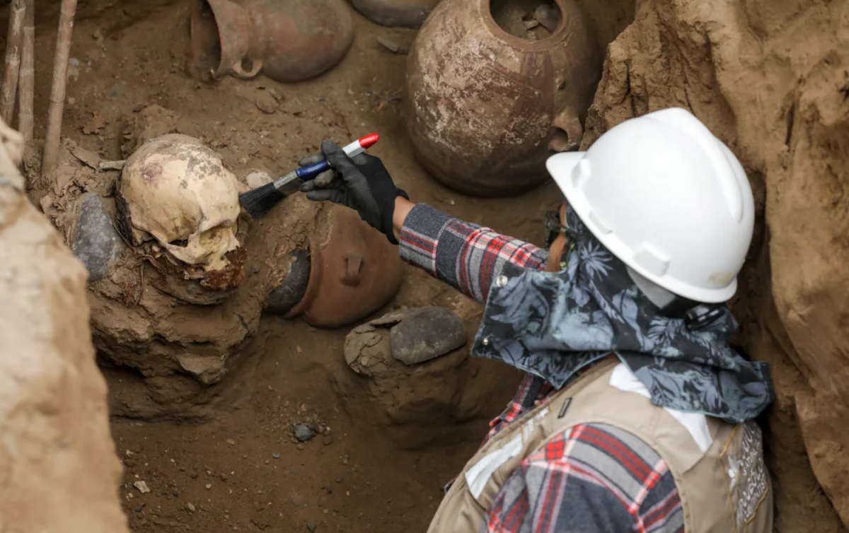 Xác ướp này được quấn trong vải và buộc bằng dây thừng. Ảnh: @ GB News.