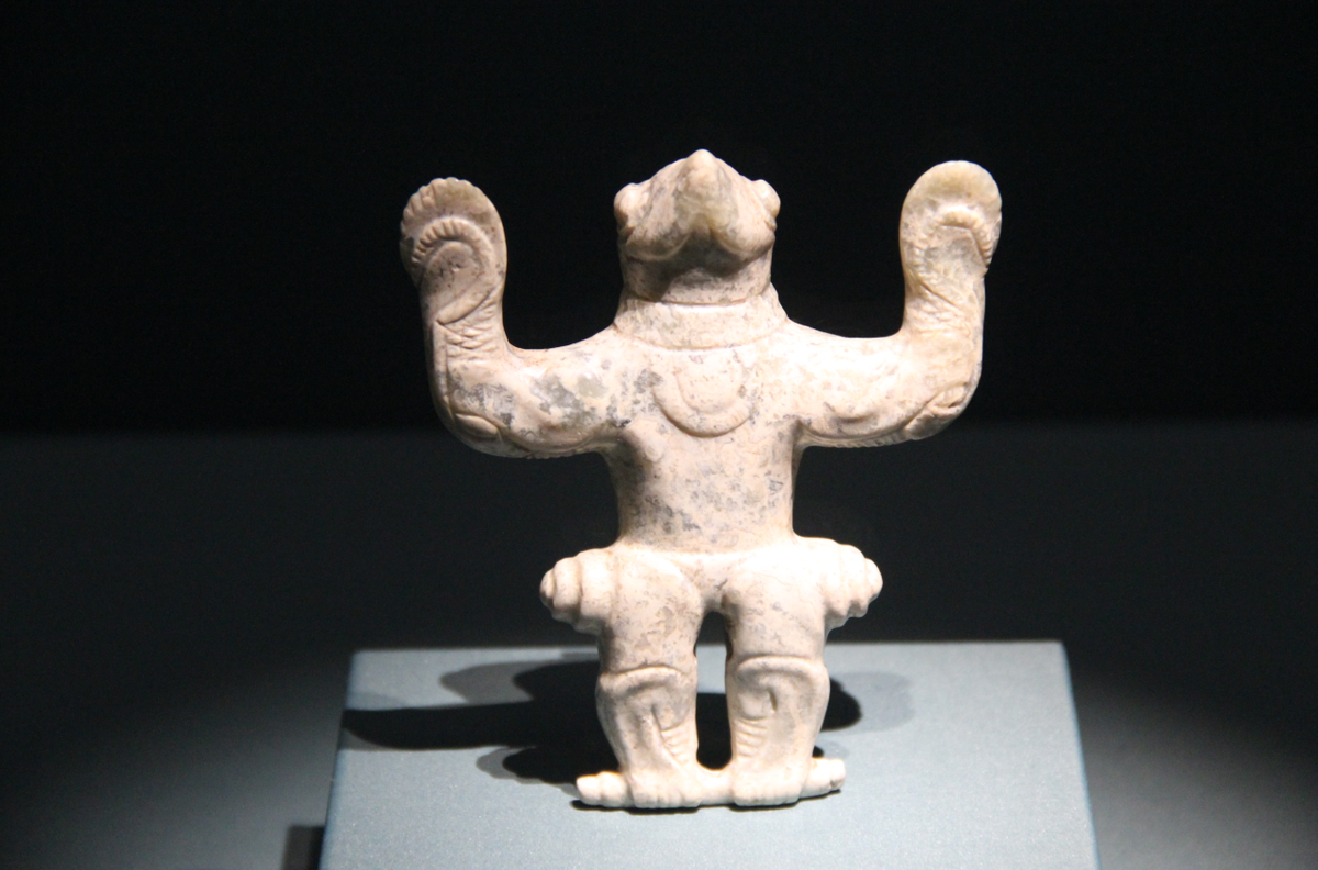 Bên trong ngôi mộ, các nhà nghiên cứu tìm thấy xương người và nhiều mảnh gốm sứ. Chúng bao gồm các vật dụng như cốc, chậu và bình có hình dạng như giá ba chân. Ảnh: @Sun Jinsong.