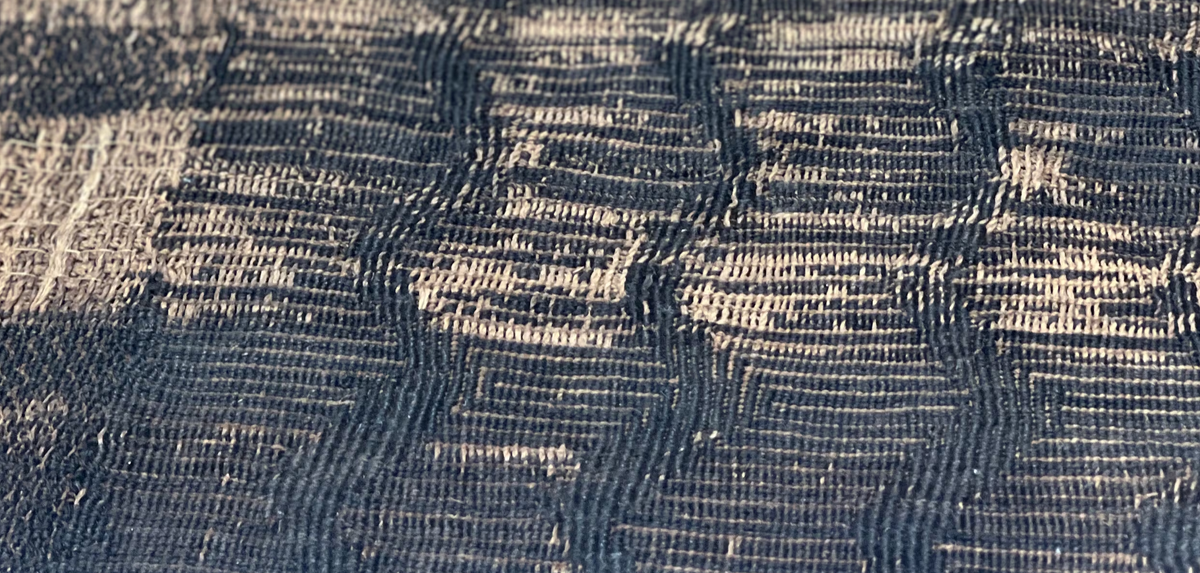 Tấm choàng này rõ ràng nhẹ hơn và linh hoạt hơn nhiều so với áo giáp kim loại hoặc áo giáp lưới. Ảnh: @Đại học Durham.