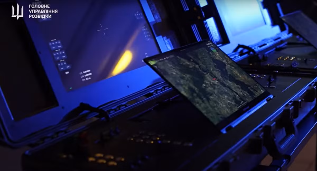 Động cơ diesel 270 mã lực tạo ra tốc độ tối đa 39 hải lý/giờ và tốc độ hành trình 23 hải lý/giờ. Tàu còn có nhiều nguồn cấp dữ liệu video để người vận hành từ xa khai thác, với tháp ổn định bằng con quay ngày/đêm - có thể dùng để giám sát chung và chỉ thị mục tiêu. Ảnh: @GUR.