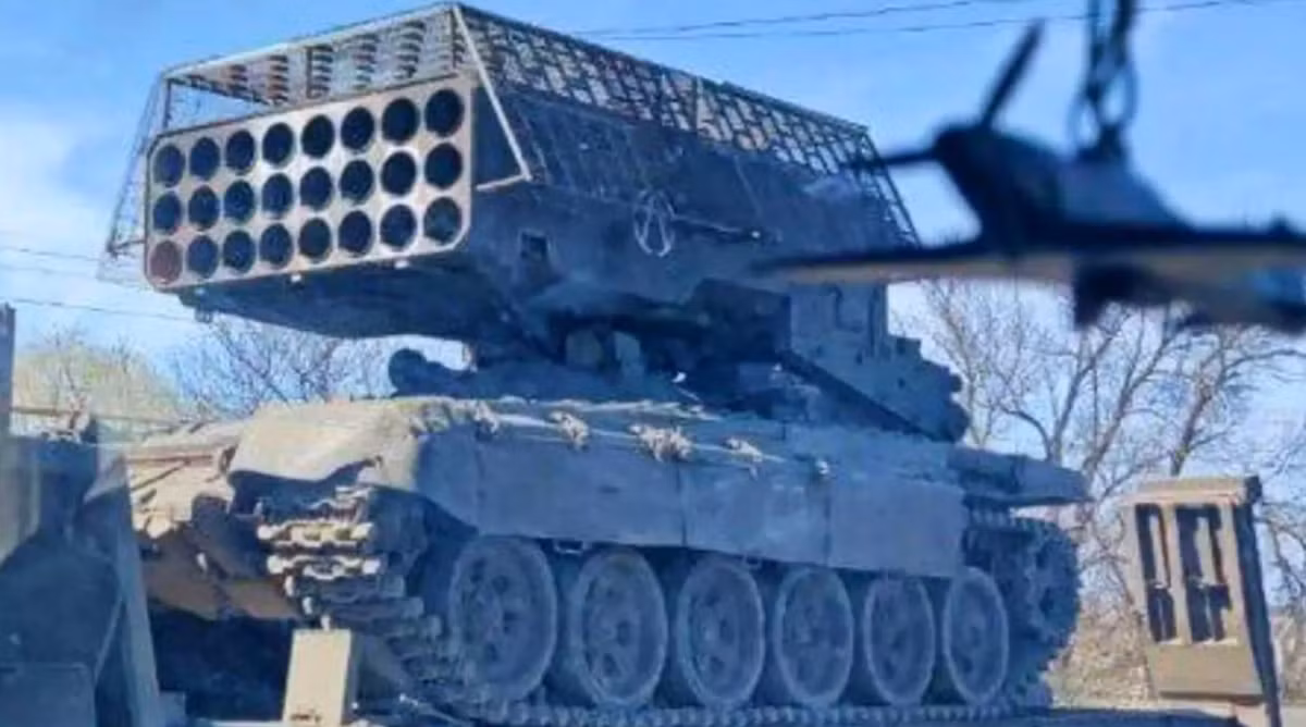 Hệ thống bắn tên lửa hạng nặng TOS-1A Solntsepek mới này được trang bị thêm bộ bảo vệ chống máy bay không người lái nâng cấp tuyệt đỉnh. Ảnh: @militarnyi.