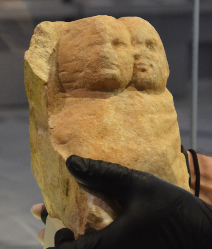 Có thể thấy đầu của hai bé sinh đôi nhô ra khỏi khăn quấn, bàn tay của người mẹ ôm lấy thân hình nhỏ bé của chúng sát bên nhau. Ảnh: @Bảo tàng Khảo cổ Quốc gia Athens.