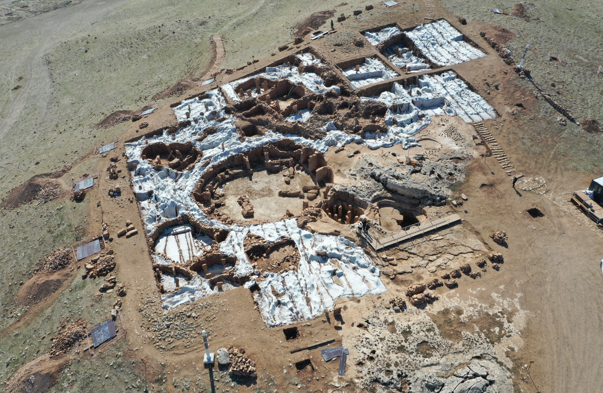 Trong khuôn khổ Dự án Khảo sát đồi đá tại Karahantepe, Thổ Nhĩ Kỳ, các nhân viên từ Bộ Văn hóa và Du lịch Thổ Nhĩ Kỳ tìm thấy một hiện vật kỳ dị. Ảnh: @Bộ Văn hóa và Du lịch Thổ Nhĩ Kỳ.