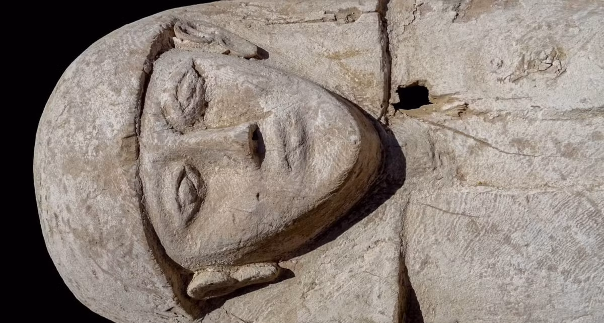 Các nhà nghiên cứu đã chụp X-quang quan tài và phát hiện bên trong có hài cốt của một cô gái khoảng 15-16 tuổi nằm nghiêng, được ướp xác kém, cô bé mất vào giai đoạn khoảng từ năm 1580 Trước Công Nguyên đến năm 1550 Trước Công Nguyên. Ảnh: @Hội đồng Nghiên cứu Quốc gia Tây Ban Nha.