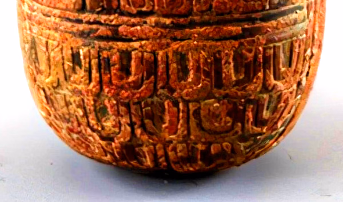 Lọ kem dưỡng da mặt này là bằng chứng sớm nhất về việc một người đàn ông Trung Quốc sử dụng mỹ phẩm. Ảnh: @Han B, Chong J, Sun Z, và cộng sự.