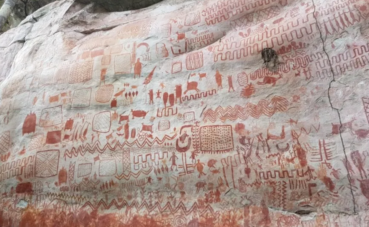 Theo một nghiên cứu được công bố trên Tạp chí Khảo cổ học Nhân chủng học Quốc Tế, tác phẩm nghệ thuật này chứa 3.223 bức vẽ về con người và động vật với nhiều kích cỡ khác nhau, bao gồm cá, bò sát và động vật có vú. Ảnh: @Đại học Exeter.